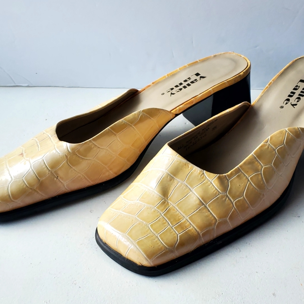 Pale Yellow Alligator Patent Leather Mule by Valley Lane. WOMEN'S SIZE 7.5